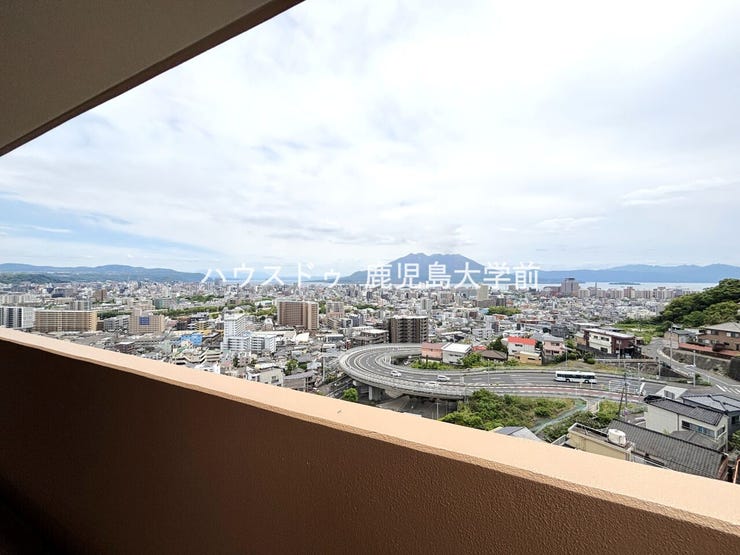 バルコニーで桜島をゆっくり見ながら癒されませんか?夏には花火も見れちゃいます!