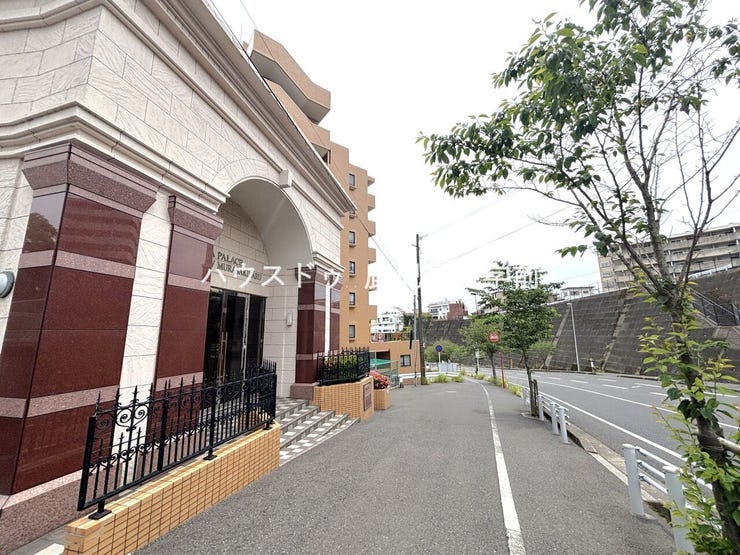 ゆとりある前面道路!歩道も広く、小さなお子様やご年配の方でも安心です♪