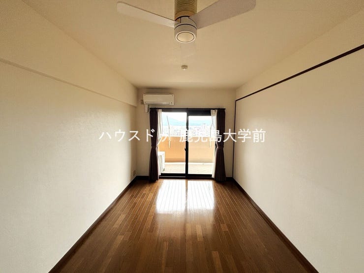 【洋室6.6帖】お部屋からの景色がとてもよく、収納もしっかりあります♪