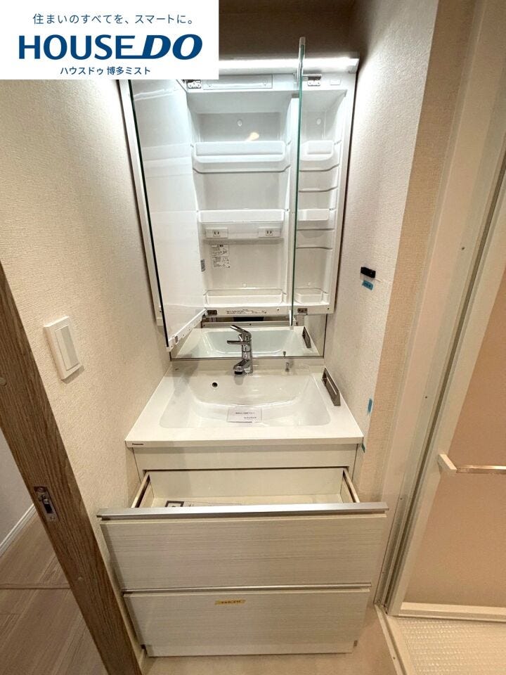 【サクッと準備して、さぁ行こう!】引き出しや3面鏡裏などの収納がたっぷりあるので、出したままにしたくないドライヤーや化粧品類などの生活感が出るものが片付きます。