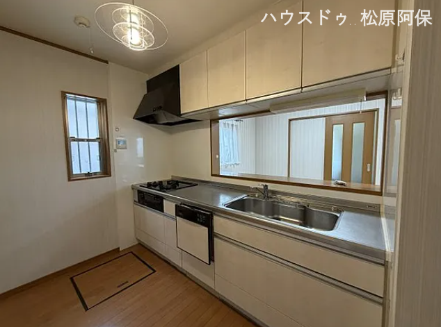 白基調の清潔感あふれるシステムキッチン
お手入れがラクラクなコンロや家事負担を軽減する設備が満載。背後には冷蔵庫やカップボードを置くスペースもゆとりを持って確保されており動線もスムーズです。