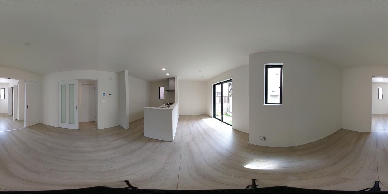 フローリングと白いクロスが調和する居室。空間を緩やかに仕切るデザイン性の高い建具を備え、多様なライフスタイルに合わせて柔軟に活用できる生活の中心となる空間です。