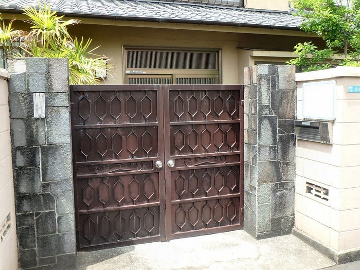 東側、門扉・玄関