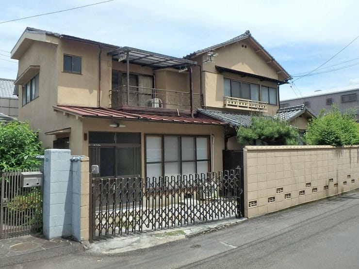 外観を南西側より撮影