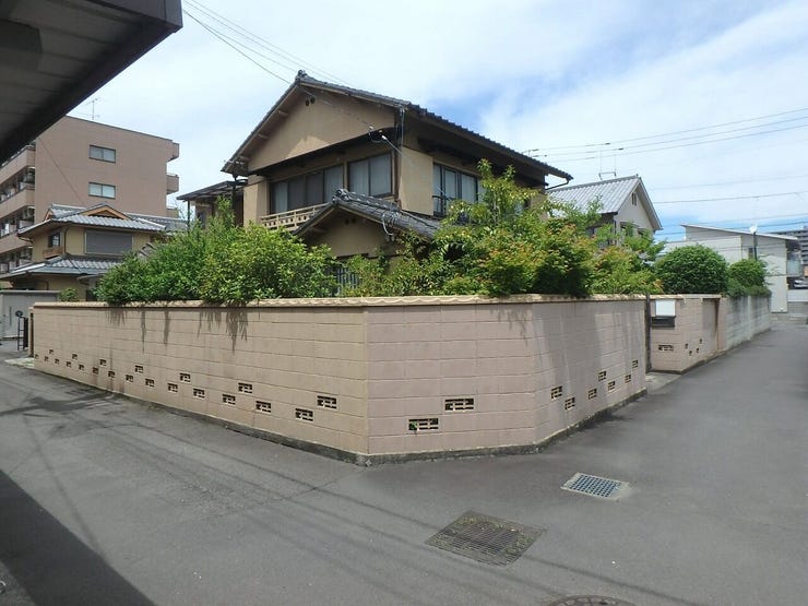 外観を南東側より撮影