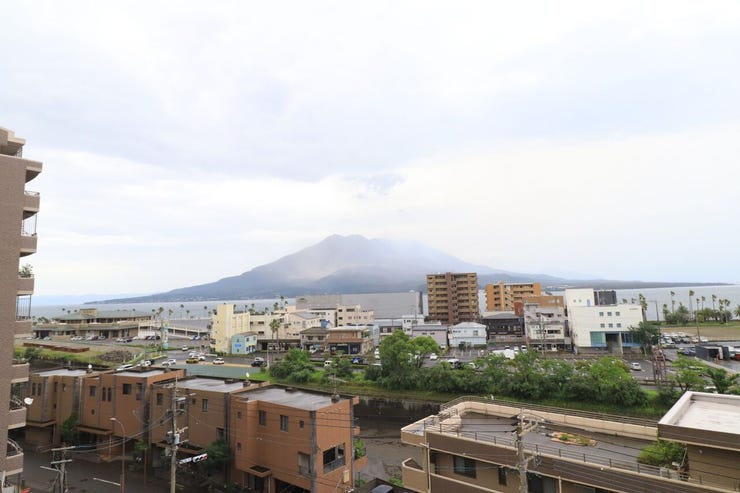 清水町 トーカンマンション多賀山 【眺望写真】
バルコニーからの眺望写真です。撮影時あいにくのお天気でしたが、桜島眺望できました！
