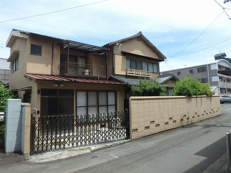 外観を南西側より撮影