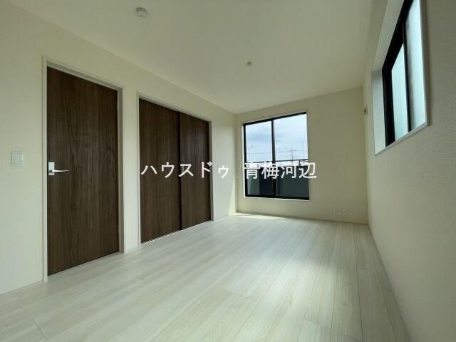 7.5帖洋室:広々としたお部屋なので、ご夫婦の寝室としてもお使いいただけそうです。南側の窓から日差しが入りプライベートの時間も気持ちよく過ごすことができそうです。