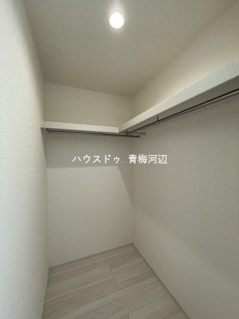 7.5帖洋室:バッグや帽子、アクセサリーなども一緒に収納しておくことで、お出かけの支度もはかどりそうです。洋服選びが楽しくなりそうですね。