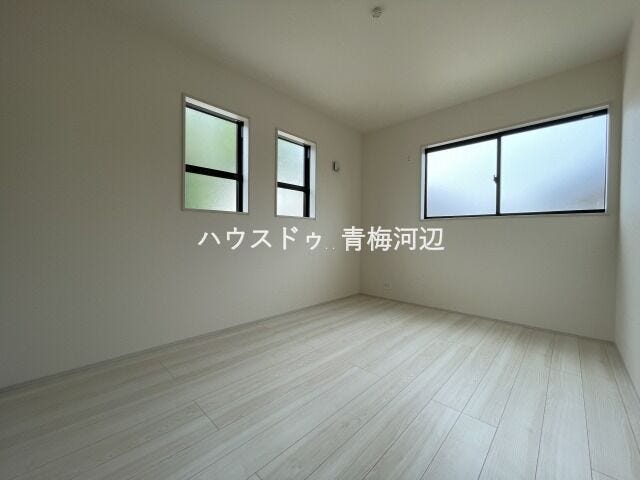 6帖洋室:北側にあるお部屋ですが、たっぷりと日差しが降り注ぐので明るい空間になっています。