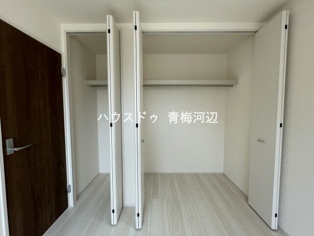 6帖洋室収納:パイプハンガーつきなので新たに家具を買わずにすみます。間仕切りがないので湿気がこもりにくくなっています。