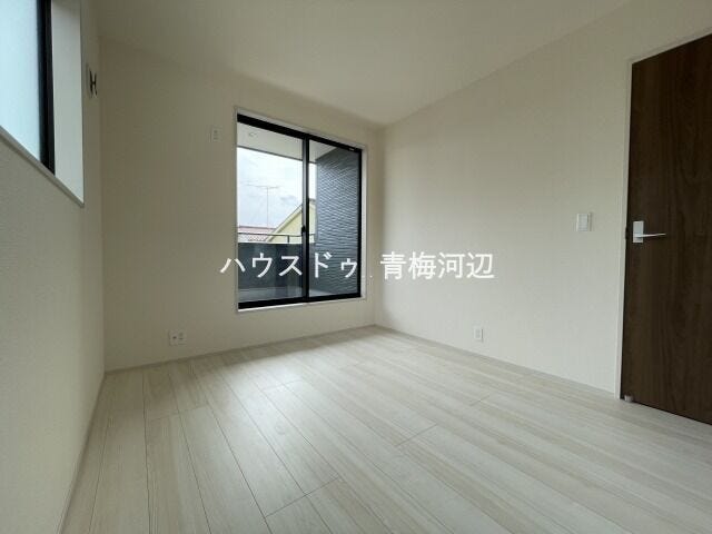 5.2帖洋室:バルコニーへ出入りが可能な洋室です。大きな窓の設置があり、開放感のある空間ですね。