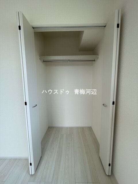 5.2帖洋室収納:ハンガーパイプにお洋服を掛けておけばシワや型くずれを防げます。枕棚にバッグや帽子などを置いておけばコーディネートを考えるのも楽になりますね。