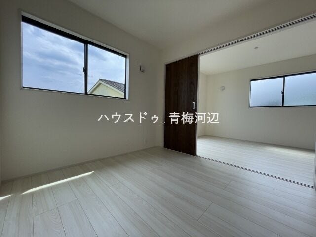 4.5帖洋室:お子様の成長に合わせて間仕切り可能なお部屋になっております。