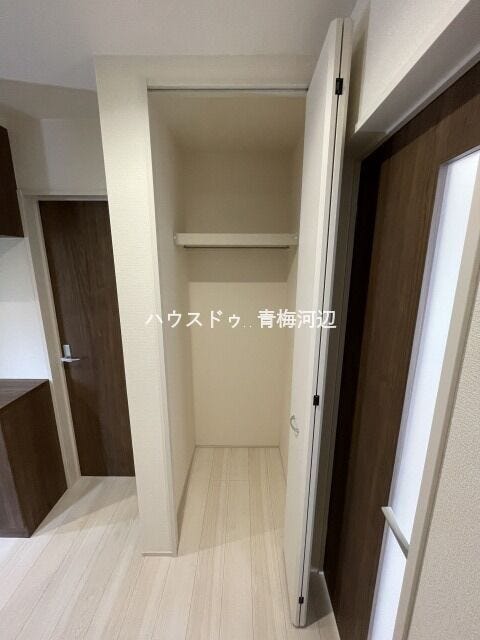 1階廊下収納:居室以外にも収納スペースが設置されており、使用頻度の低いものや季節家電、掃除道具や防災グッズなどをしまっておけます。