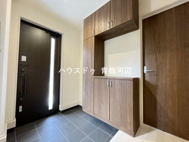 玄関:玄関ドアのスリットからの採光は、玄関に適度な明るさと光のアクセントをくわえてくれます。