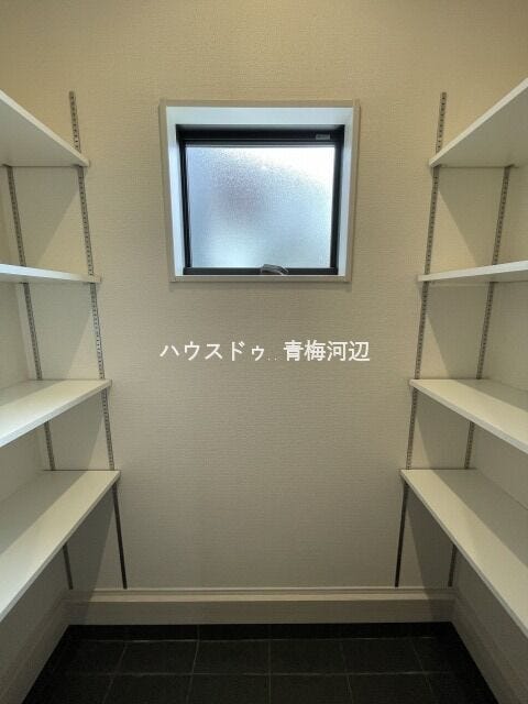 玄関収納:収納力があるので、ご家族の靴もたくさん保管できそうです。外出時に必要なものをまとめて収納できるので玄関スペースがスッキリ片づきます。