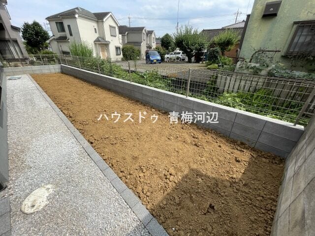 庭:目が行き届くサイズで、ガーデニングや家庭菜園などを楽しむ趣味のスペースとして活用できます。リビングから続いているのでお気に入りのグリーンをレイアウトして眺めて楽しめますね。