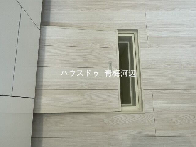 キッチン床下収納:キッチン近くの床下収納付き。食品のストックや防災用品の収納に便利です。