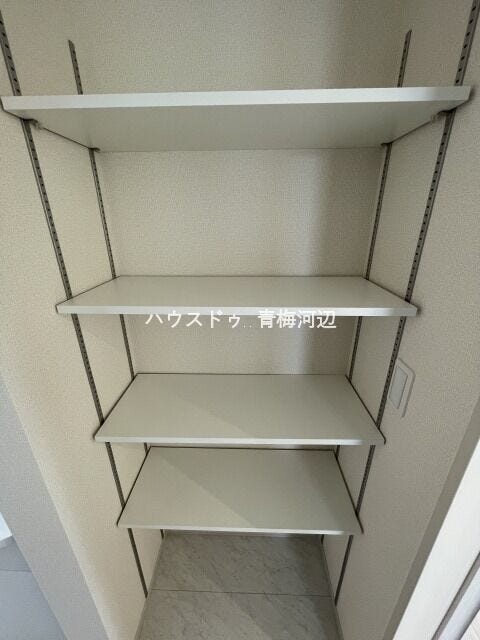 洗面所収納:洗面所にも収納スペースがあるので、お部屋を綺麗に保てます。