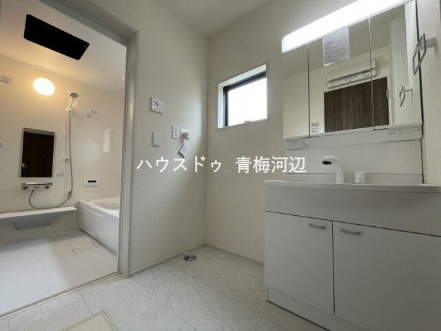 洗面所:洗濯機置き場の上には窓があり、こもりがちな湿気もしっかり換気することができます。洗面台の下や三面鏡の裏には収納がありすっきりと片付けることができます。