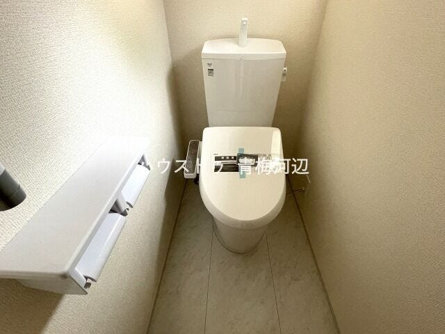 トイレ:ペーパーホルダーが2つあるのはうれしいですね。その上に小物を置くことができます。