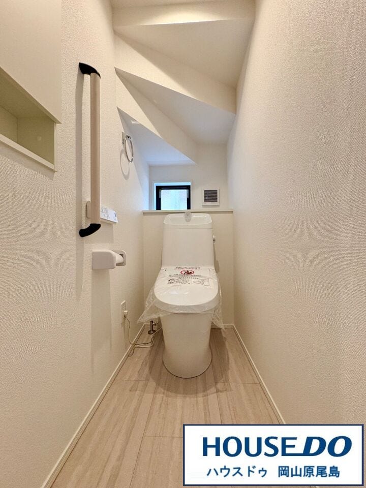 トイレは1階と2階に配置、清潔感のある温水洗浄便座です。
