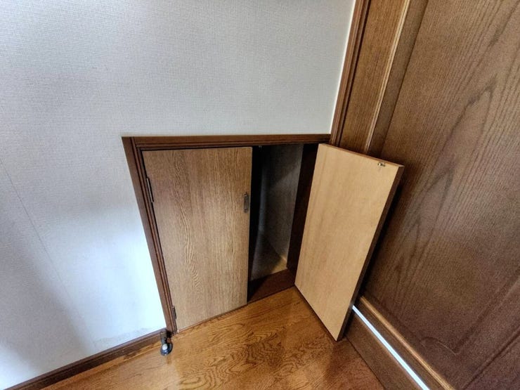 階段下を利用した収納