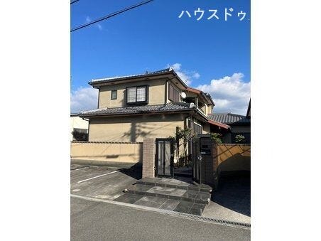 【外観】
落ち着いた色調の品格漂う佇まい。広々とした敷地に建つ、堂々とした2階建て住宅です。