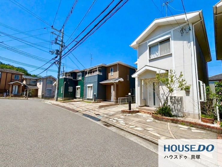 爽やかな青空の下に贅沢なほどに降り注ぐ陽光、豊かな居住性と、クオリティが見事に調和した住空間は、住まうことの喜びを感じさせてくれます。
