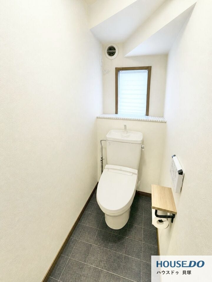 温水洗浄便座付きのトイレです。汚れてもサッとひと拭きでお手入れ簡単。節水仕様でしっかり洗浄できます。環境にやさしく、しかも経済的です。