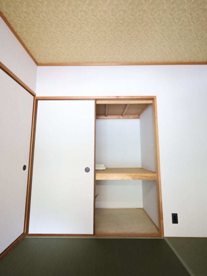 中棚付きで布団の出し入れもしやすい、和室の便利な押入収納。
