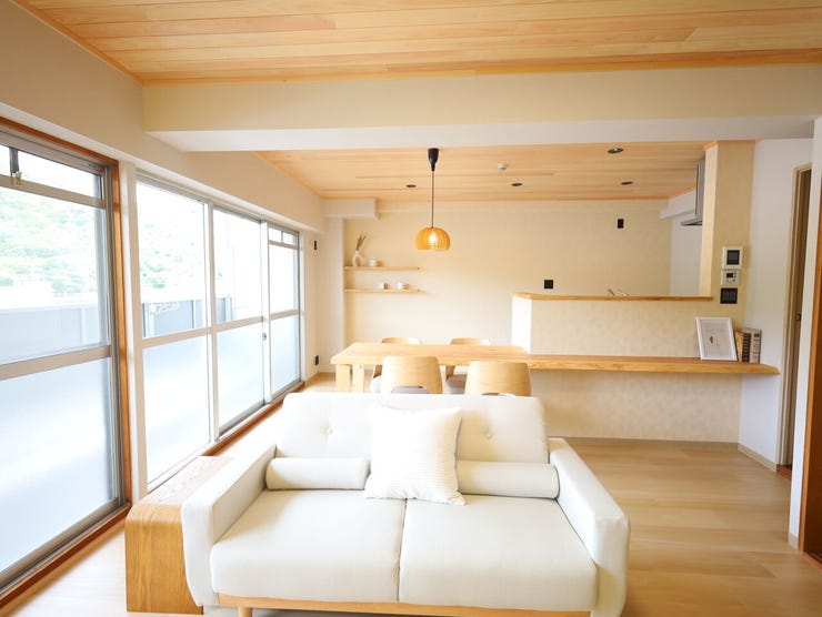 大きな窓から陽差しが降り注ぐLDK!ゆとりあふれる室内空間が心地よい暮らしを実現♪