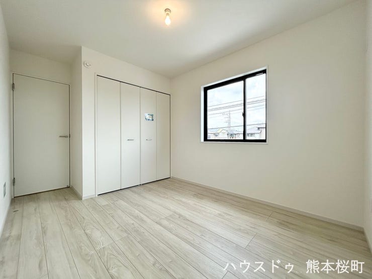 ■2階5.7帖洋室■寝室、書斎、趣味の部屋。家族の成長やライフスタイルに合わせ、様々な使い方ができる快適な空間です。