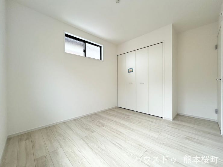 ■2階5.2帖洋室■寝室、書斎、趣味の部屋。家族の成長やライフスタイルに合わせ、様々な使い方ができる快適な空間です。