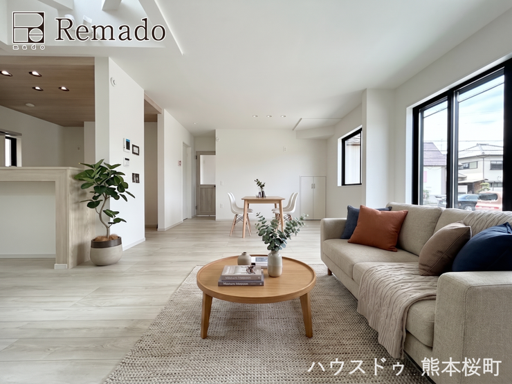 ■家族の笑顔が集う中心地■お気に入りの家具を迎え、窓からは心地の良い光が差し込みます。※CGで家具を配置しています。