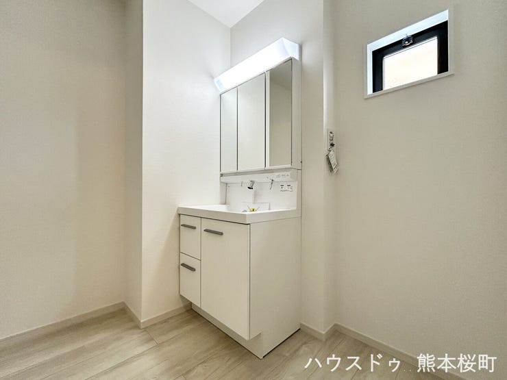 ■清々しいリフレッシュ空間■自分を磨き、気持ちを切り替える。心地よい光が差し込むプライベートスペース。