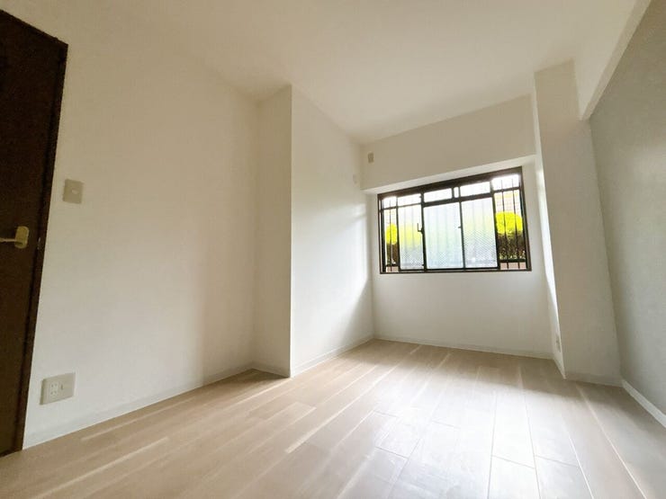 窓から風を感じられる快適なお部屋です。