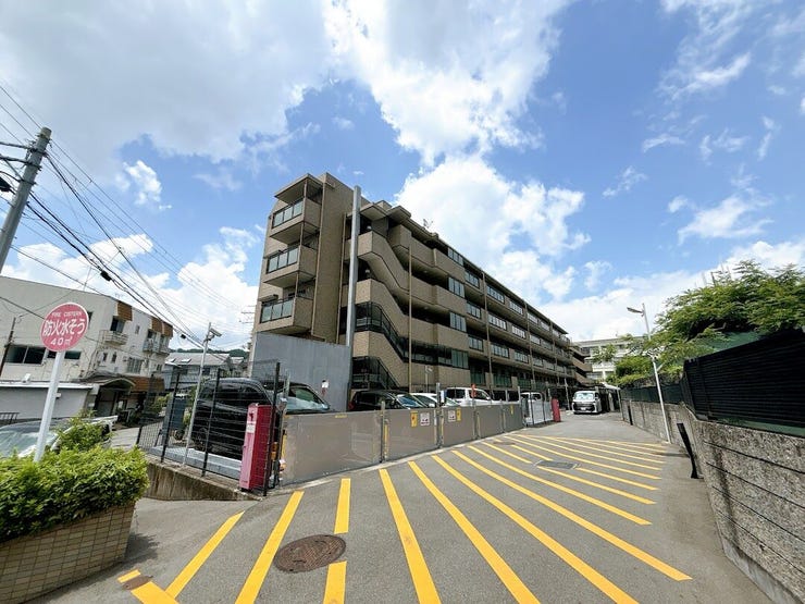 周辺に高い建物がなく日当たり良好な立地です。