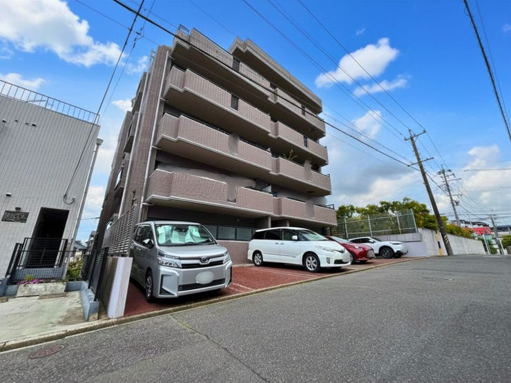 マンションバルコニー側にある、敷地内平面駐車場