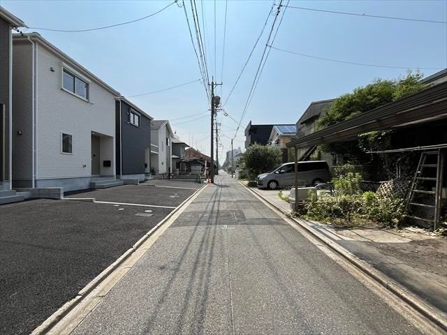 幅員約4mの前面道路です。車はスピードを控えるので事故率の軽減や歩行者も安心して通行できます。
市営バス「三吉町三丁目」停 徒歩約8分。