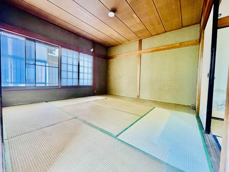 陽当たり、風通しの良い2F和室。
和室は客間、お子様の遊び場、
お昼寝場所と多目的にお使い頂けます。