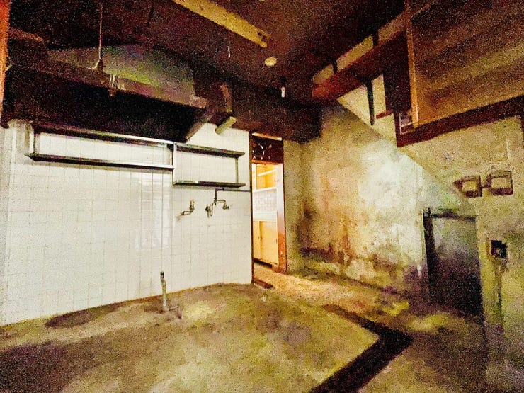 現状土間です。
広いキッチンにリフォームできます!!