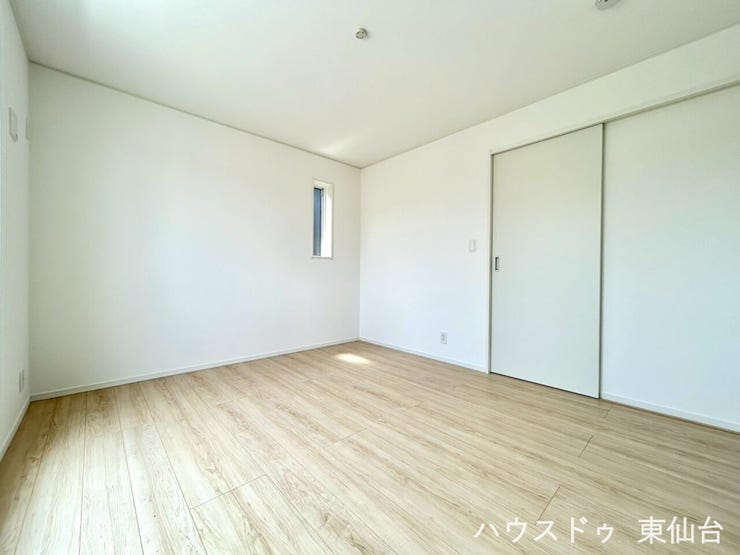 一日の疲れを癒す寝室は、落ちつきのある内装とゆとりある広さが魅力。プライベートな時間を静かに過ごせる贅沢を静かに過ごせる贅沢空間です。