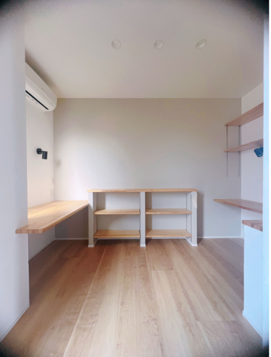 1階の書斎。カウンターは机として、稼働棚には書類や書籍をたくさん置くことができます。趣味の部屋、勉強部屋など使い方を考える楽しみもありますね。
