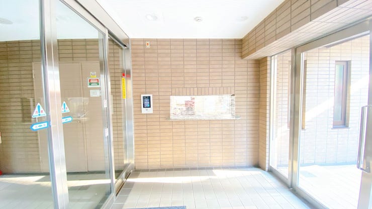 エントランスもきれいに管理されております。
