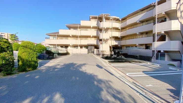 ハイルーフ車可能なので、高さのあるお車の駐車も安心です。