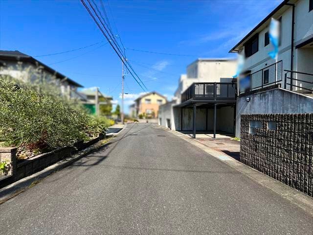 幅員約6mの前面道路です。道路幅が広いので、向かいの住宅とも距離があるため日当たりも確保しやすいです。
(2026年5月9日 撮影)