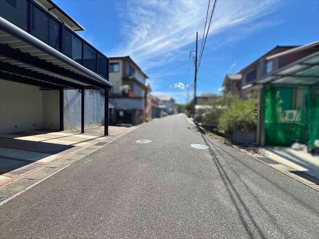 幅員約6mの前面道路です。道路幅にゆとりがあるので、車種を選びません。大きめの車を乗りたい方にもオススメです。
(2026年5月9日 撮影)