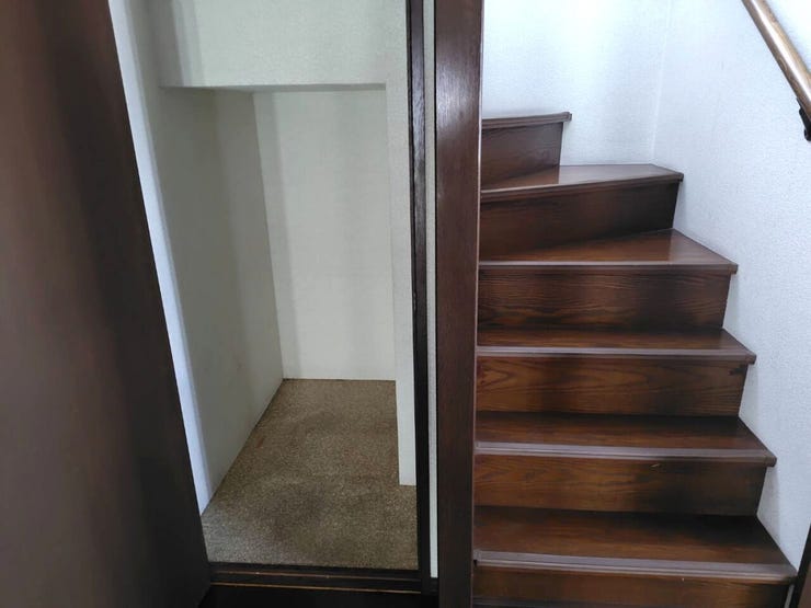 階段下は収納になっています